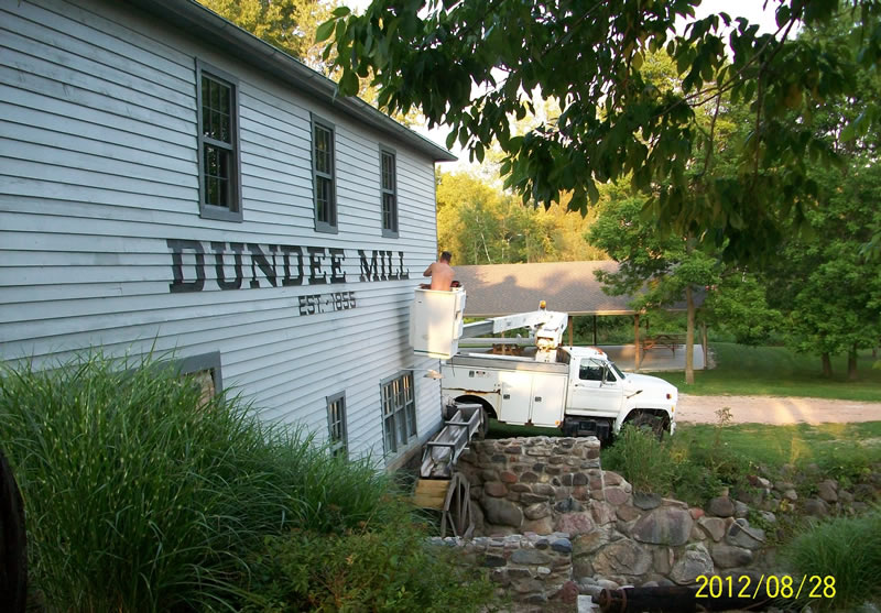 https://www.dundeemill.org/pictures/2012/13 waterwheel side.jpg